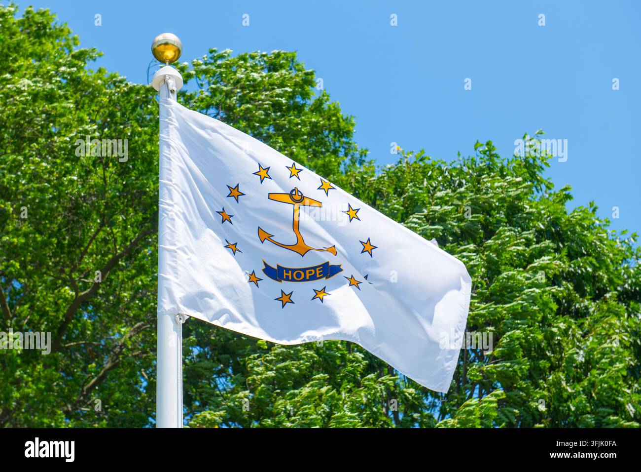 Drapeau de Rhode Island dans le centre-ville de Barrington, Rhode Island RI, États-Unis. Banque D'Images