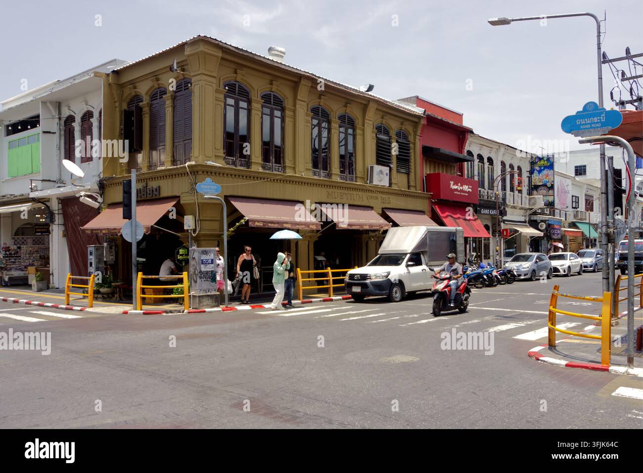 Phuket, Thaïlande – 22 août 2026 : Trafic et piétons au carrefour de Krabi Road et Yaowarat Road dans la vieille ville de Phuket, avec un Sino-Po historique Banque D'Images