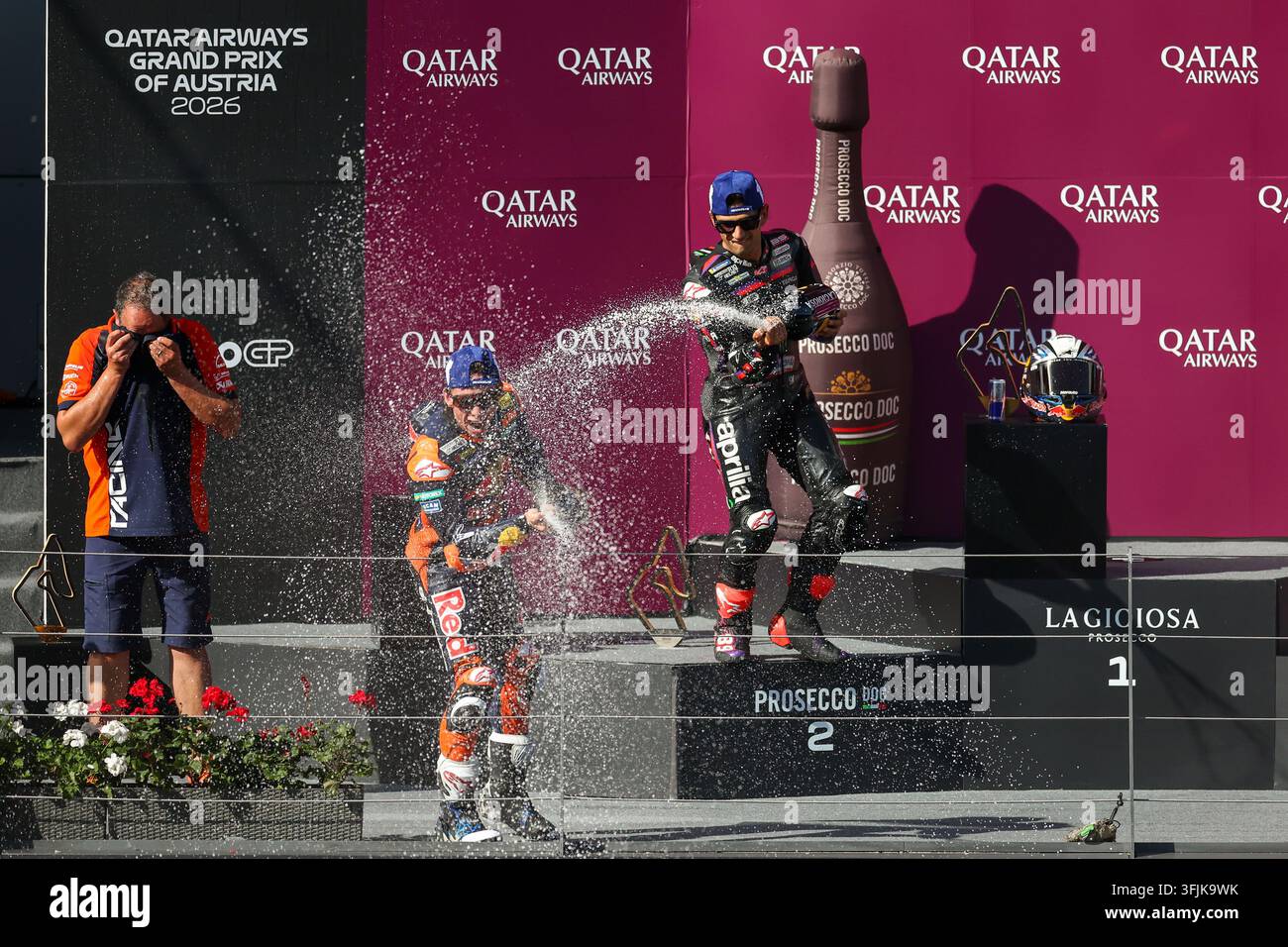 Spielberg, Autriche. 20 sep., 2026. Pedro Acosta (C) d'Espagne de Red Bull KTM et Jorge Martin (R) d'Espagne d'Aprilia vaporisent le champagne après le Grand Prix MotoGP d'Autriche au Red Bull Ring près de Spielberg, Autriche, le 20 sep. 2026. Crédit : Qian Jun/Xinhua/Alamy Live News Banque D'Images