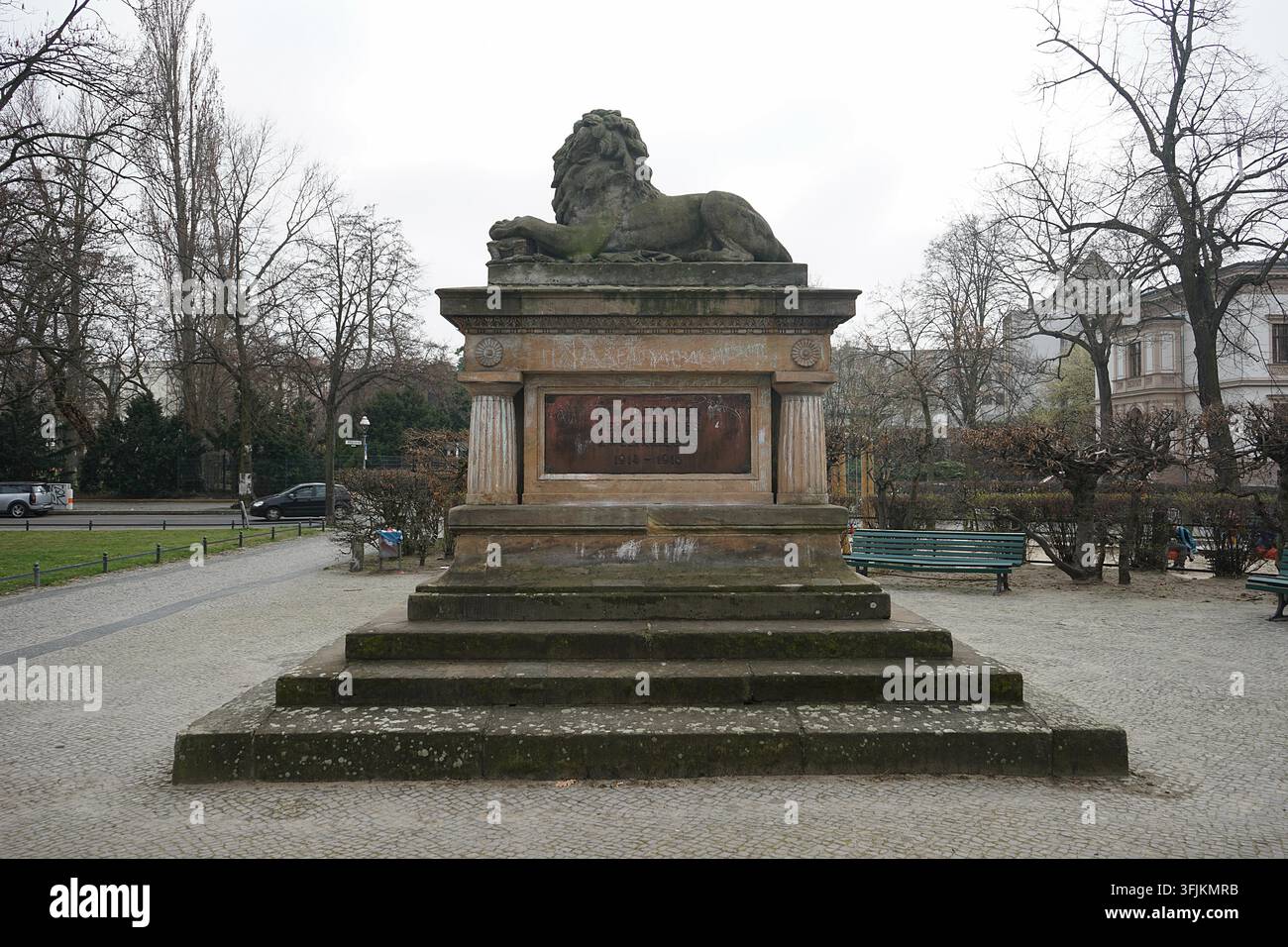 Monument en pierre en forme de lion sur un piédestal échelonné avec plaque d'inscription dans un parc, Berlin, Allemagne, mars 2019 Banque D'Images