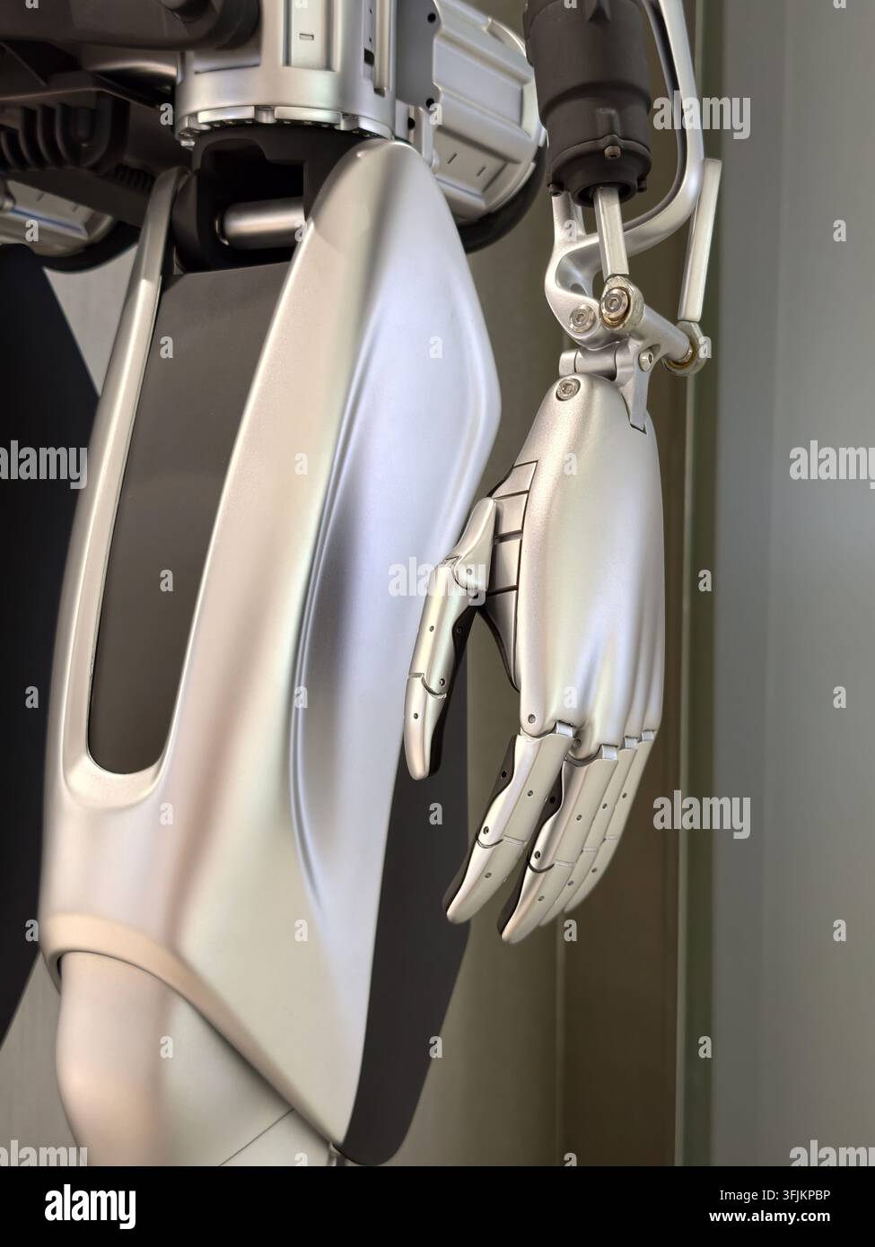 Close-up du bras et de l'articulation de la main d'un robot humanoïde métallique Banque D'Images
