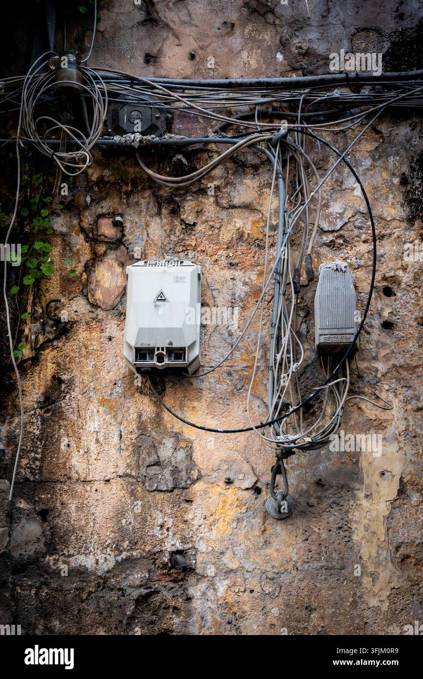 Chaos dans le réseau électrique dû à des câbles détériorés, quartier Albergheria, Palerme, Sicile, Italie, Europe Banque D'Images