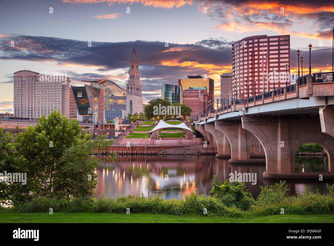 Hartford, Connecticut, États-Unis. Vue de la ville de Hartford, capitale du Connecticut, avec le reflet de la ligne de ciel urbain dans l'eau par une belle lumière du soleil Banque D'Images