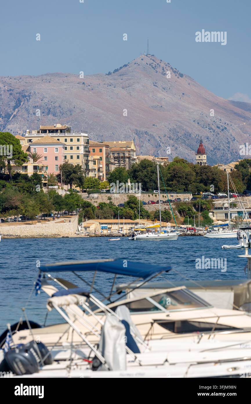 Vue sur la ville de Corfou depuis la promenade du front de mer, Corfou, Grèce Banque D'Images