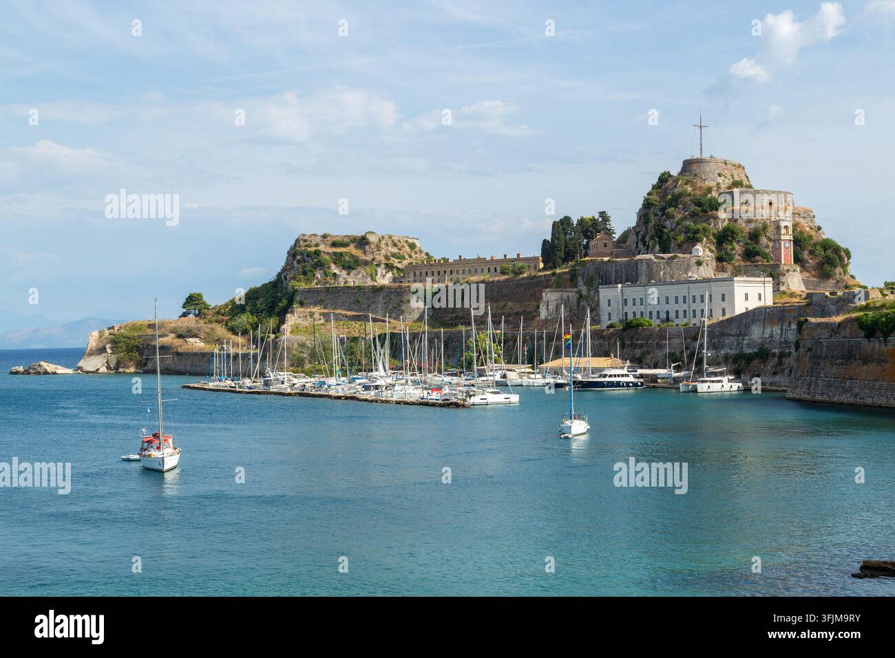 La vieille forteresse historique de Corfou (Paleo Frourio) et le port de plaisance adjacent de Mandraki à Corfou, Grèce Banque D'Images