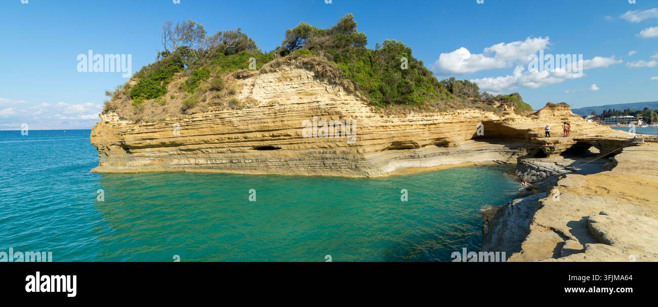 Formations rocheuses en grès et eaux turquoise le long de la côte à Sidari sur l'île de Corfou, Grèce. Banque D'Images