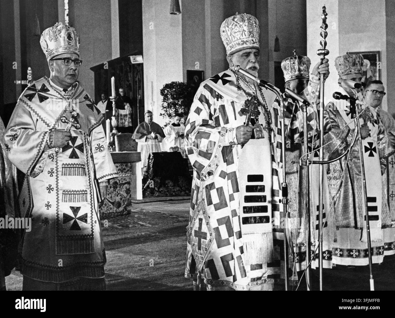 Dans la cathédrale, le cardinal Josyf Slipyj, grand archevêque de l'Église catholique ukrainienne (au centre), célèbre une messe pontificale avec d'autres évêques. La visite du cardinal Slipyj à Munich marque le dixième anniversaire de l'exarchat catholique ukrainien en Allemagne. [traduction automatisée] Banque D'Images