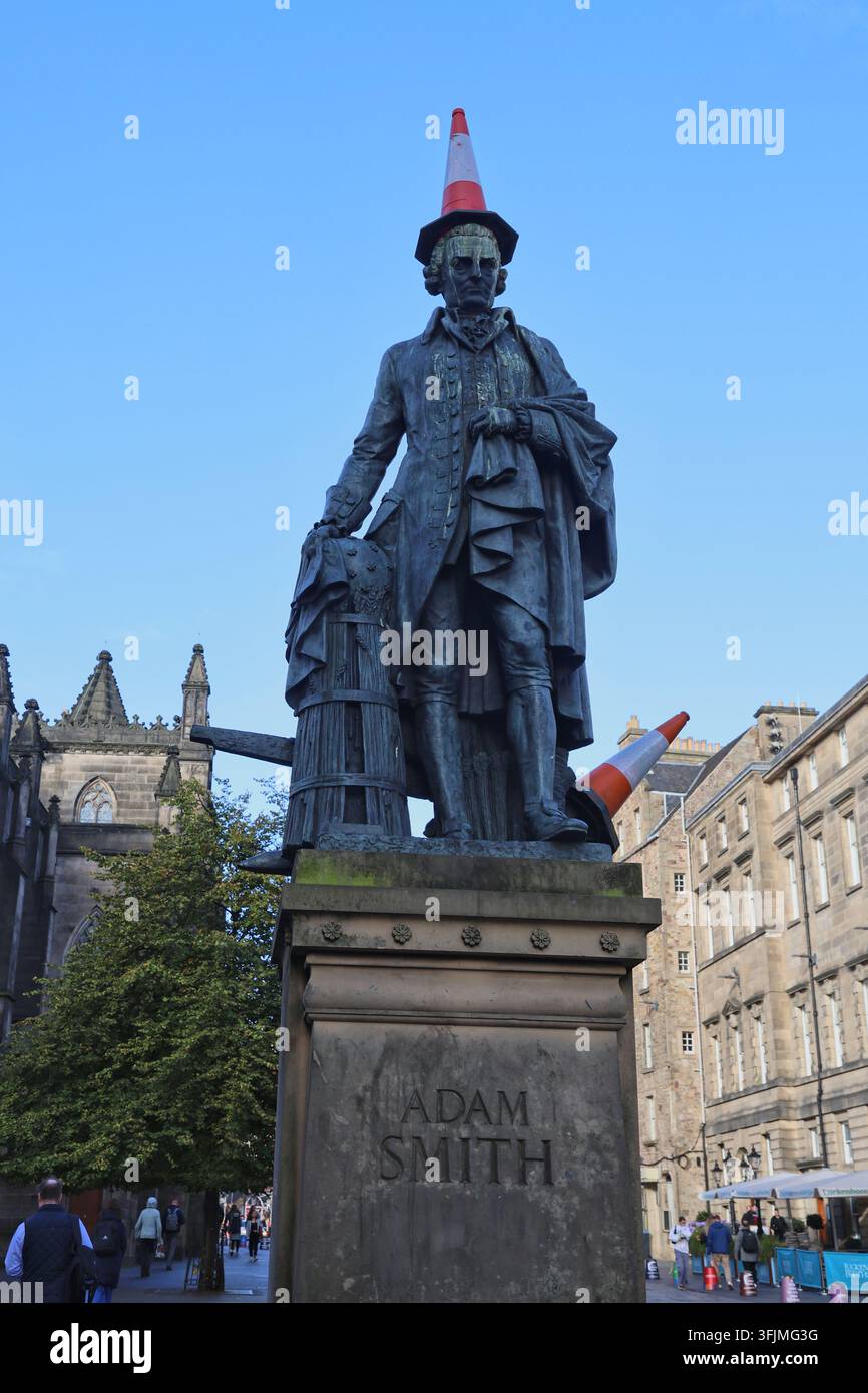 Statue d'Adam Smith avec un cône de signalisation sur la tête Édimbourg Écosse septembre 2026 Banque D'Images