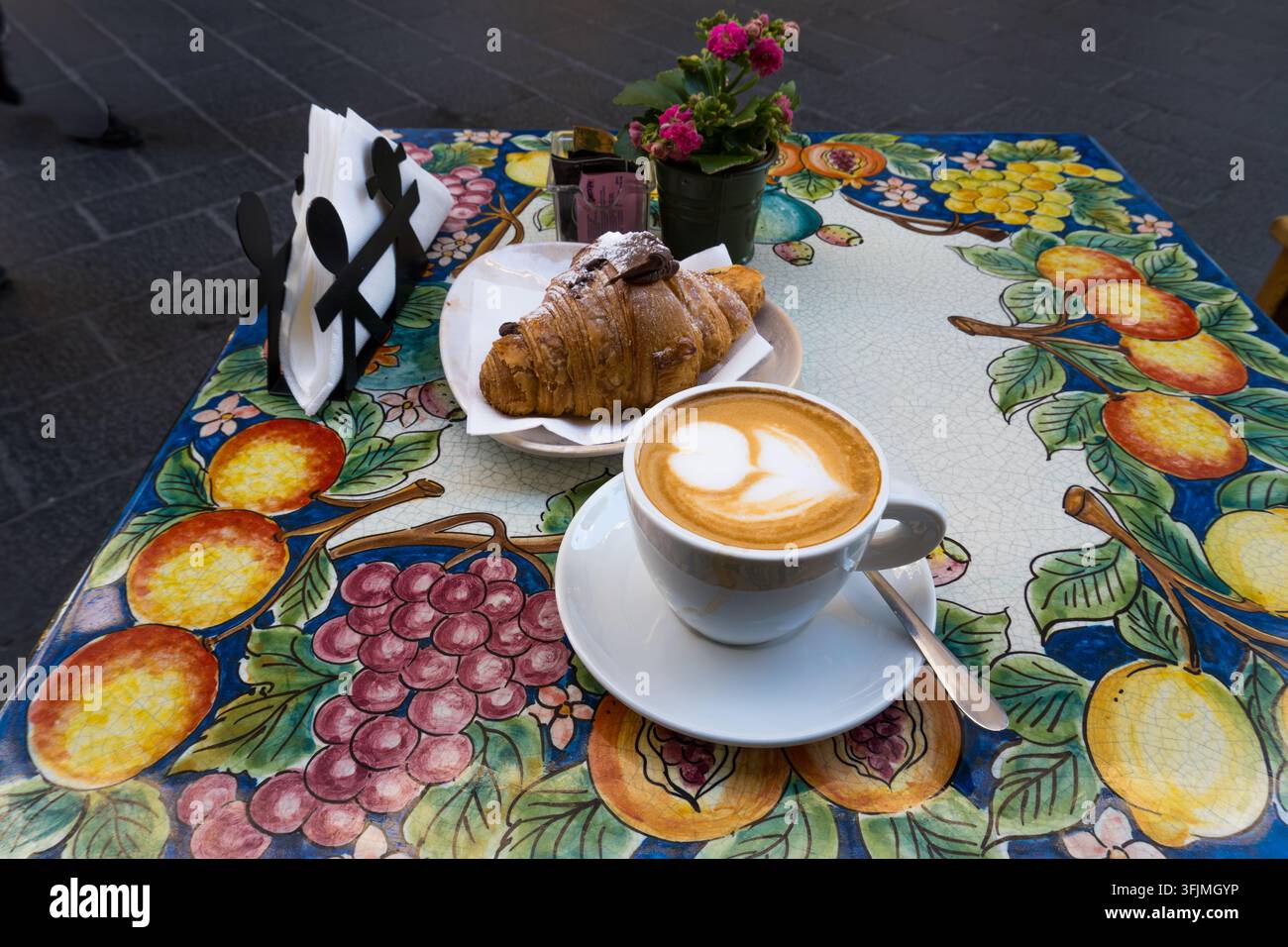 Petit-déjeuner à Taormina avec cappuccino et croissant au chocolat Banque D'Images