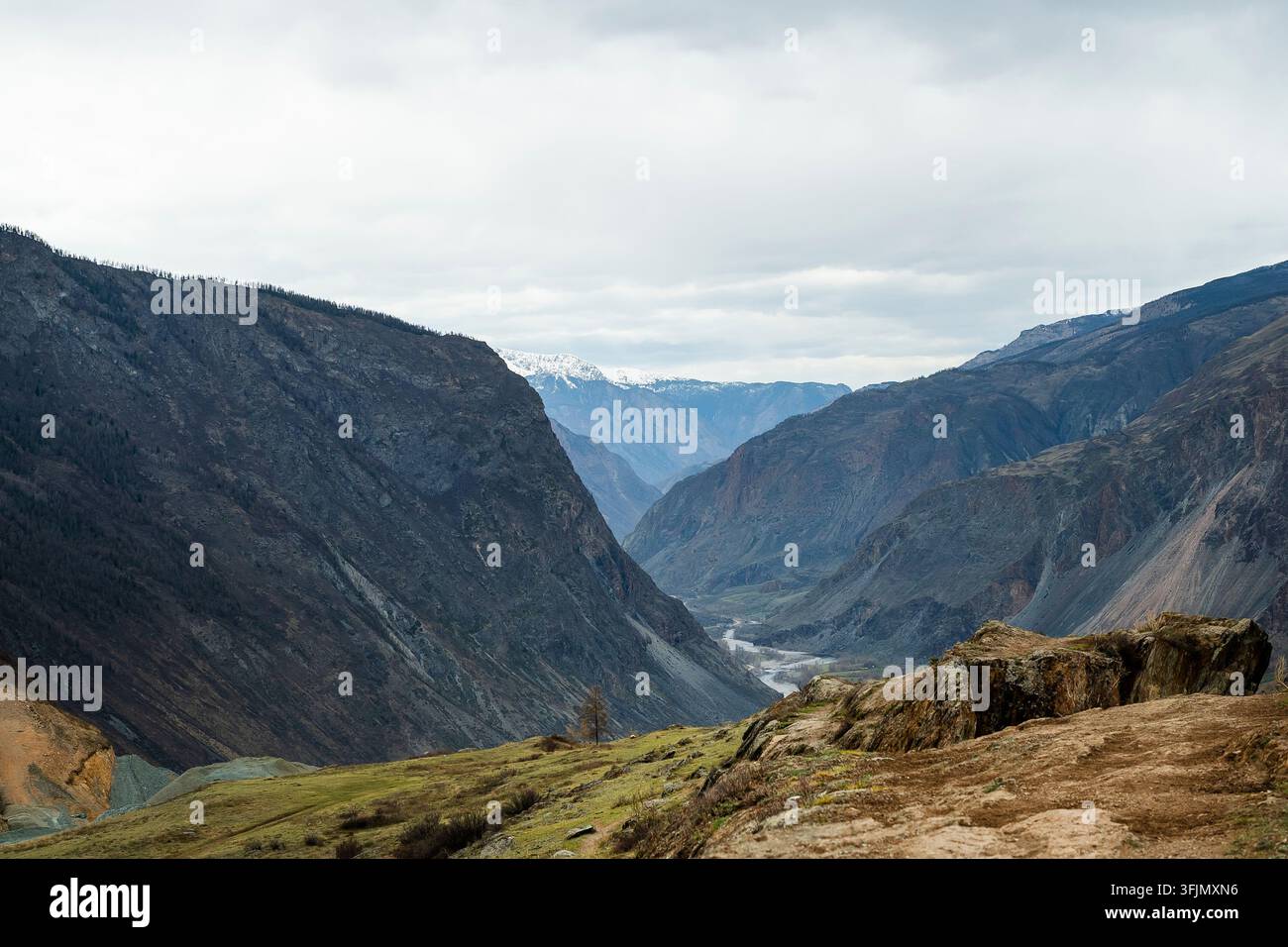 Paysage majestueux de vallée montagneuse magnifiquement exposé sous un ciel nuageux au-dessus Banque D'Images
