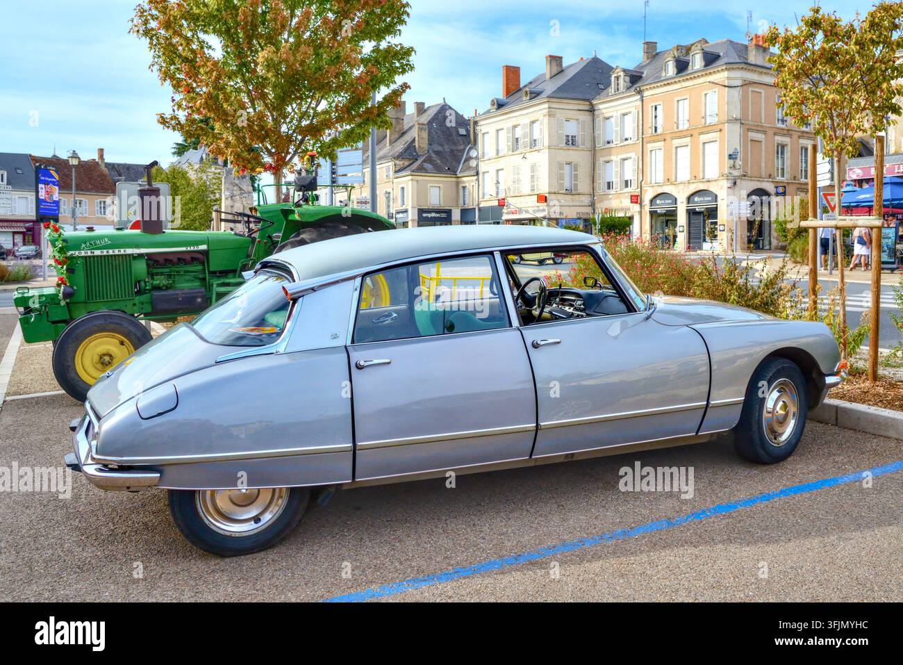 Citroën DS berline des années 1950/70 à un salon de voitures classiques - Le Blanc, Indre (37), France. Banque D'Images