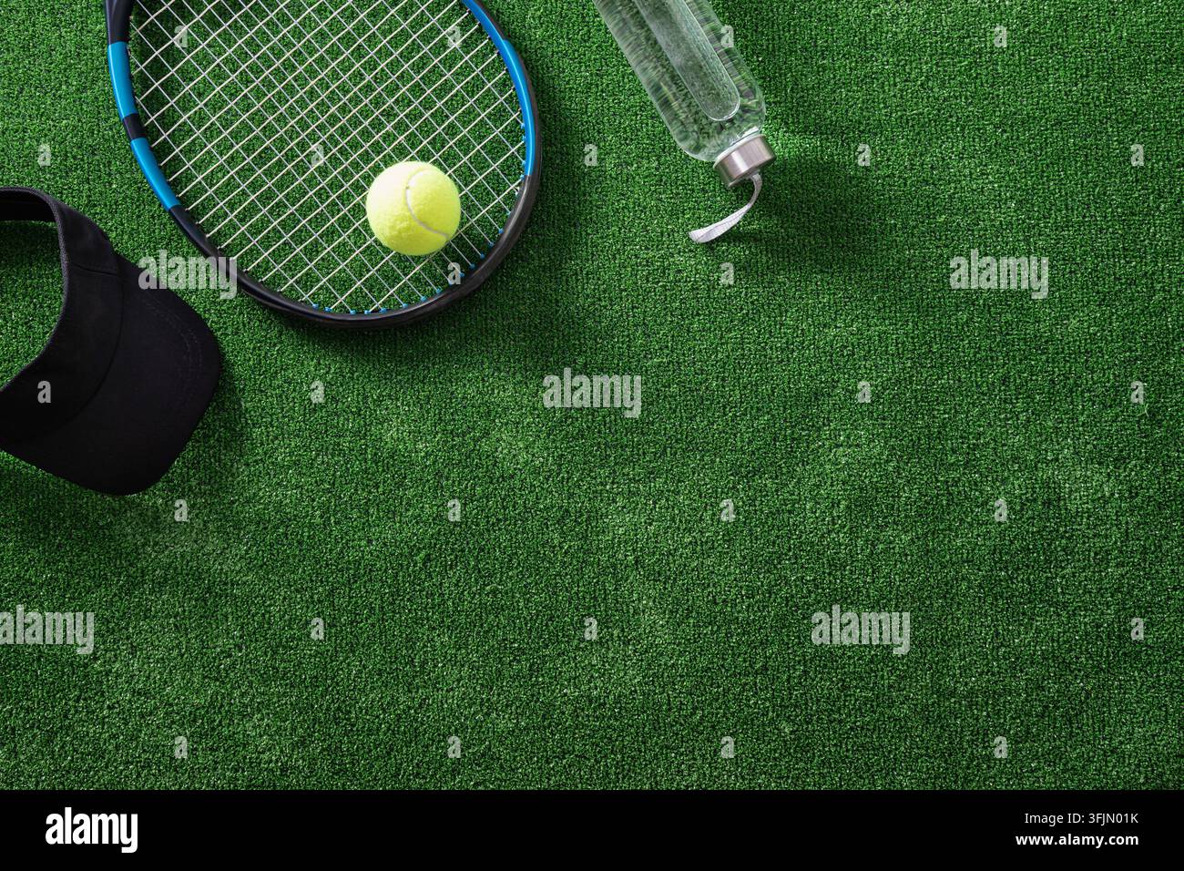 Équipement de tennis et bouteille d'eau sur le terrain Banque D'Images