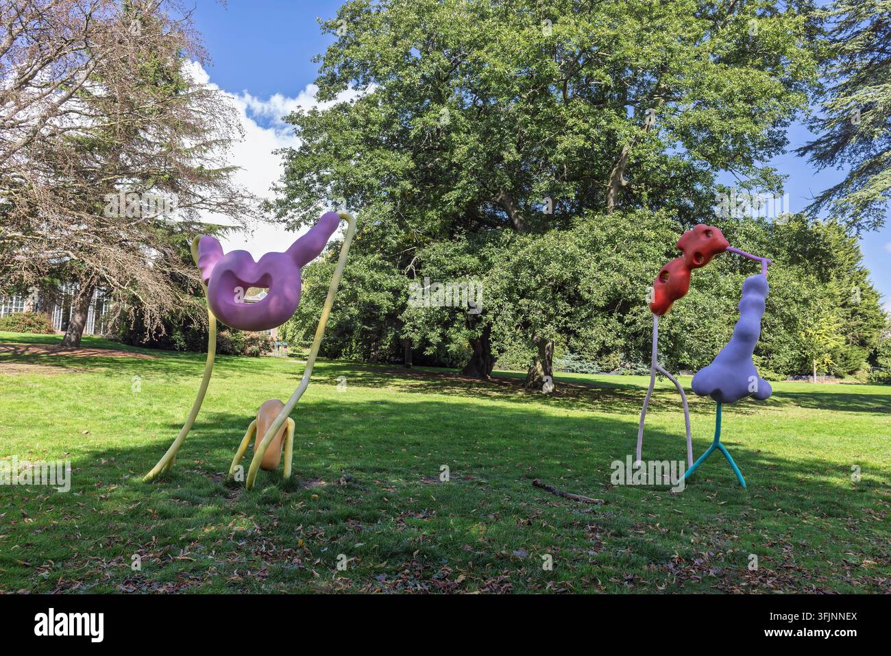 Cadre pittoresque au YSP pour la sculpture colorée Muamba Grove 3 et 4 de Vanessa da Silva. Banque D'Images