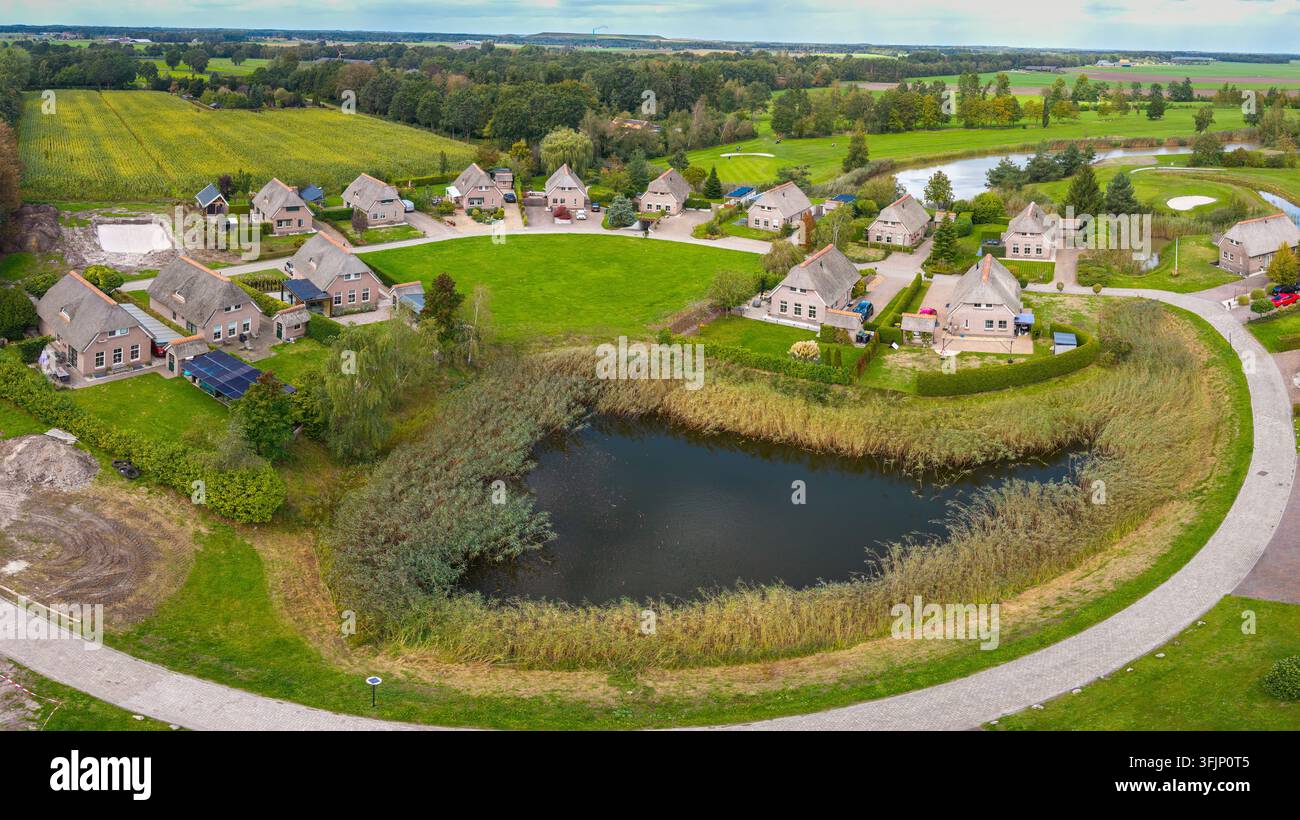 Vue aérienne par drone d'un parc de vacances et de maisons de vacances à Tiendeveen, Drenthe, Pays-Bas Banque D'Images