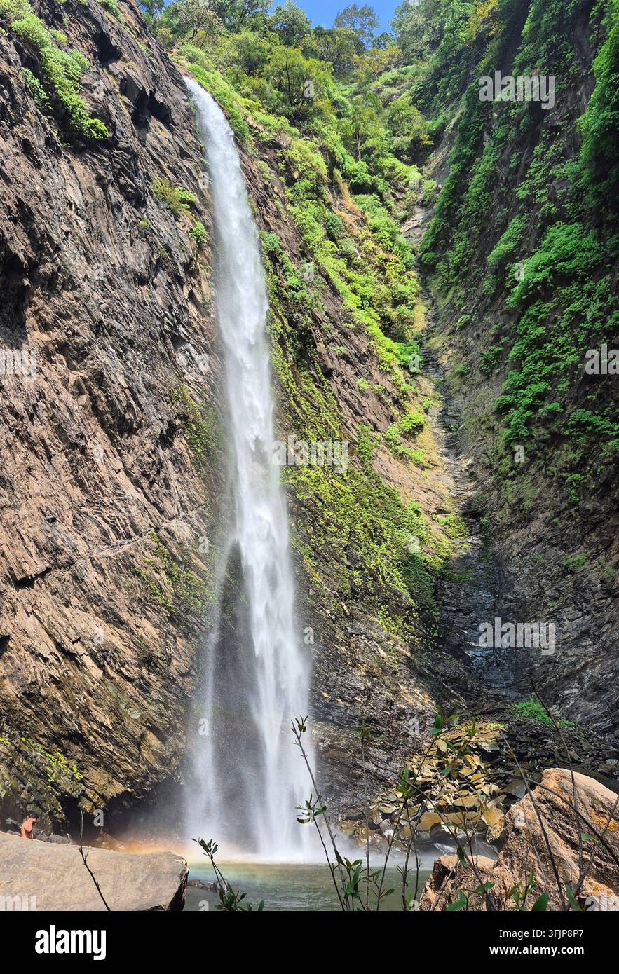 Chutes de Kudlu Theertha dans les Ghats occidentaux près de Nadpalu, Hebri, Karnataka, Inde - Image de stock capturée avec un smartphone