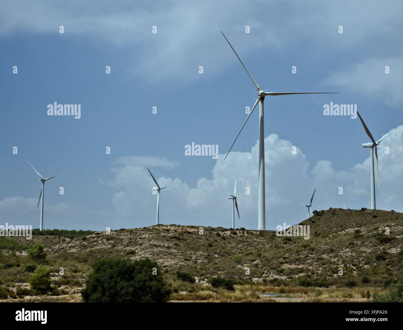 Moulins modernes produisant de l'électricité sur une colline à Fuente Alamo, Espagne Banque D'Images