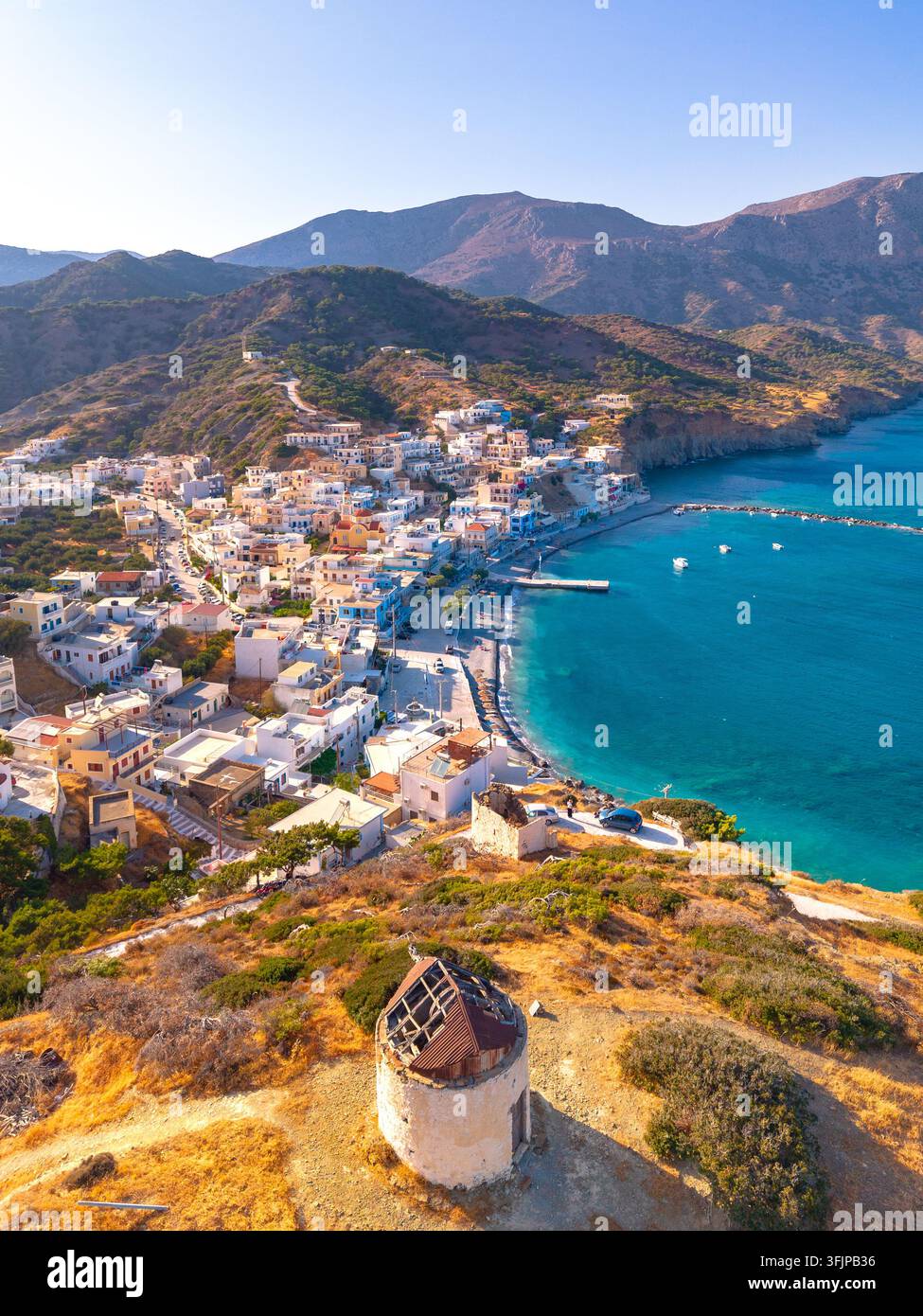 Avis de Diafani village avec port, l'île de Karpathos, Grèce Banque D'Images