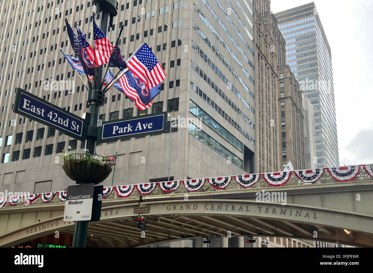 New York, États-Unis - 5 juillet 2026 : Panneaux de la East 42nd Street et de Park Avenue près du Grand Central Terminal Banque D'Images
