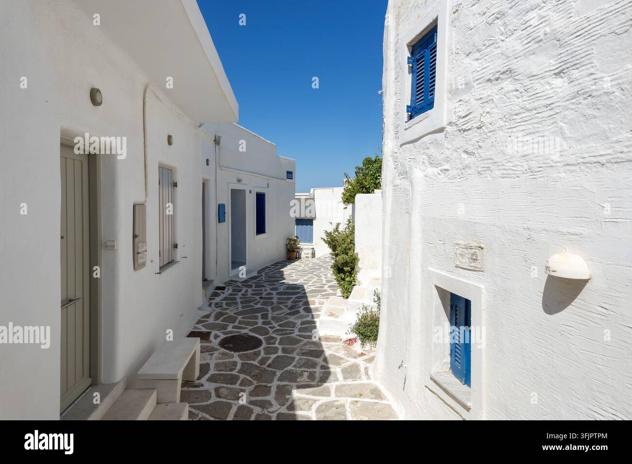 Belle allée traditionnelle avec des maisons blanchies à la chaux dans le village traditionnel de Paroikia, sur l'île de Paros, Cyclades, Grèce, Europe. Banque D'Images