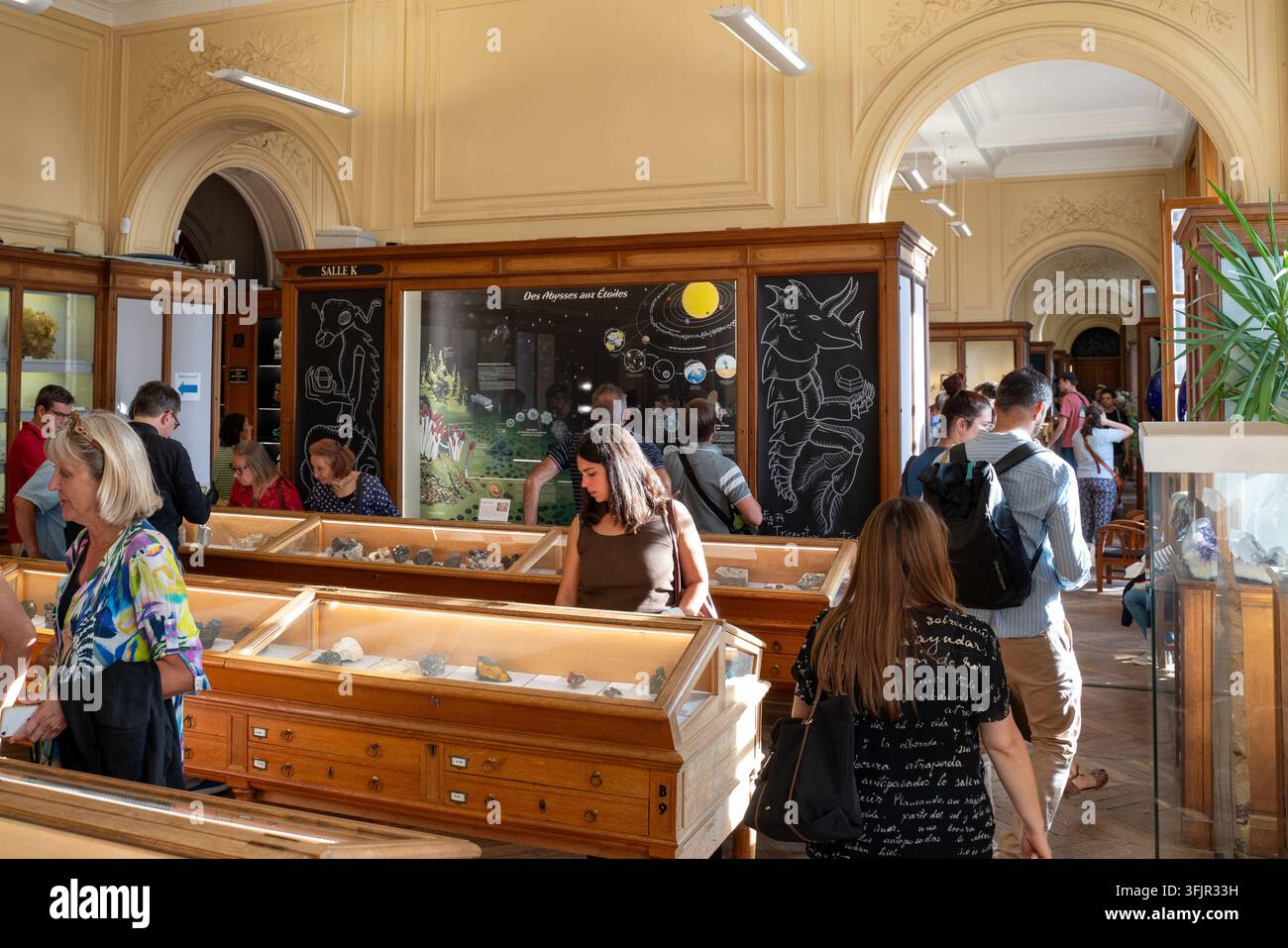 Visiteurs explorant les galeries historiques du Musée de Minéralogie des Mines Paris - PSL pendant les JOURNÉES EUROPÉENNES DU PATRIMOINE (Journées Européennes du Patrimoine) - 20 SEPTEMBRE 2026 - Jacques Julien/Alamy Live News Banque D'Images