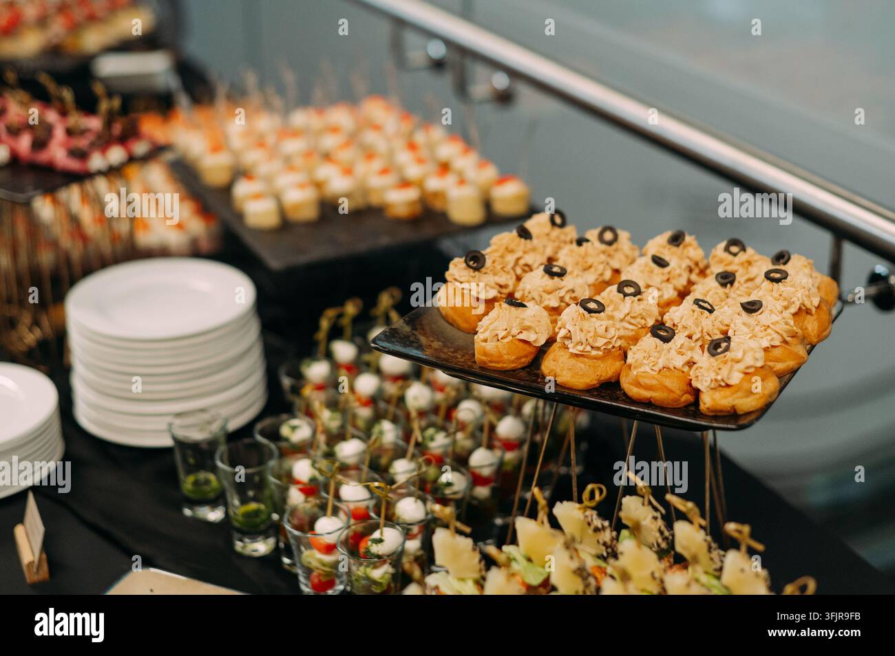 Table de catering avec divers apéritifs gourmands et pâtisseries salées Banque D'Images
