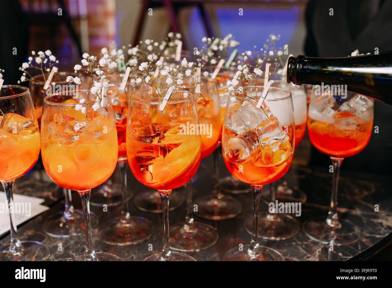 Cocktails Spritz festifs avec glace et fleurs de gypsophile Banque D'Images
