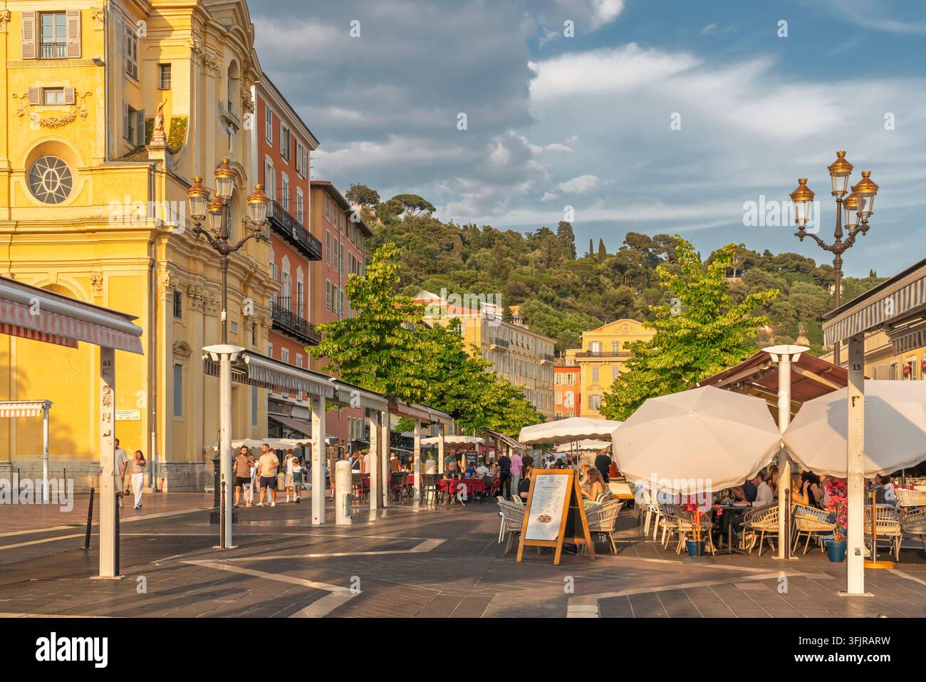 Un marché de rue dans la ville de Nice, France, Europe. Banque D'Images