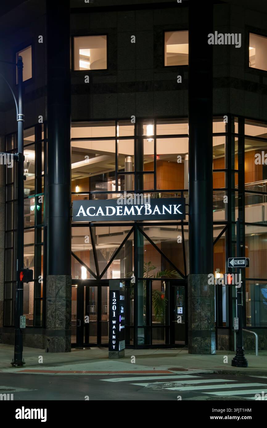 Kansas City, Missouri. Academy Bank la nuit est une banque à service complet avec plus de 2,8 milliards d'actifs. Banque D'Images