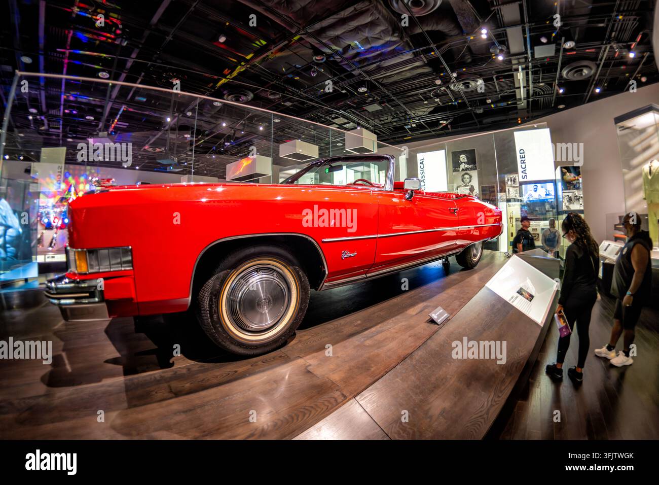 La Cadillac de Chuck Berry au Smithsonian Museum à Washington DC | WASHINGTON — La Cadillac Eldorado décapotable rouge de 1973 de Chuck Berry occupe une place centrale dans la galerie d'histoire de la musique au National Museum of African American History and Culture, vue le vendredi 11 septembre 2026. Le musée Smithsonian se trouve sur le National Mall au coin nord-est des Washington Monument Grounds. Berry a conduit la voiture sur la scène du Fox Theater de St. Louis dans le film concert "Hail! Hail! Rock 'n' Roll" de 1987, une scène qui lui avait autrefois refusé l'accès en tant qu'enfant noir, avant de la donner au Smithsonian. La galerie est Banque D'Images