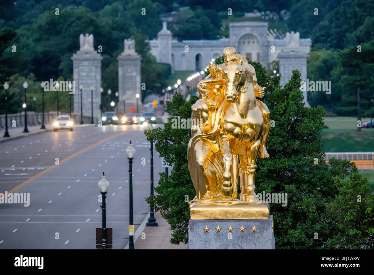 Gros plan de la Statue du Sacrifice dorée à Washington DC | WASHINGTON — Le groupe équestre doré du Sacrifice brille à l’aube au-dessus du pont commémoratif d’Arlington sur le Lincoln Memorial Circle, face aux portes commémoratives du cimetière national d’Arlington, jeudi 17 septembre 2026. Leo Friedlander a coulé le cavalier en Mars, personnifiant la main-d’œuvre de la nation, avec une figure représentant la Terre Mère regardant vers lui, l’une des deux Arts de la Guerre offerts par le peuple italien et dédiés par le président Harry S. Truman le 26 septembre 1951. Le bronze a été coulé à Florence en 1950 et initialement doré au mercure be Banque D'Images
