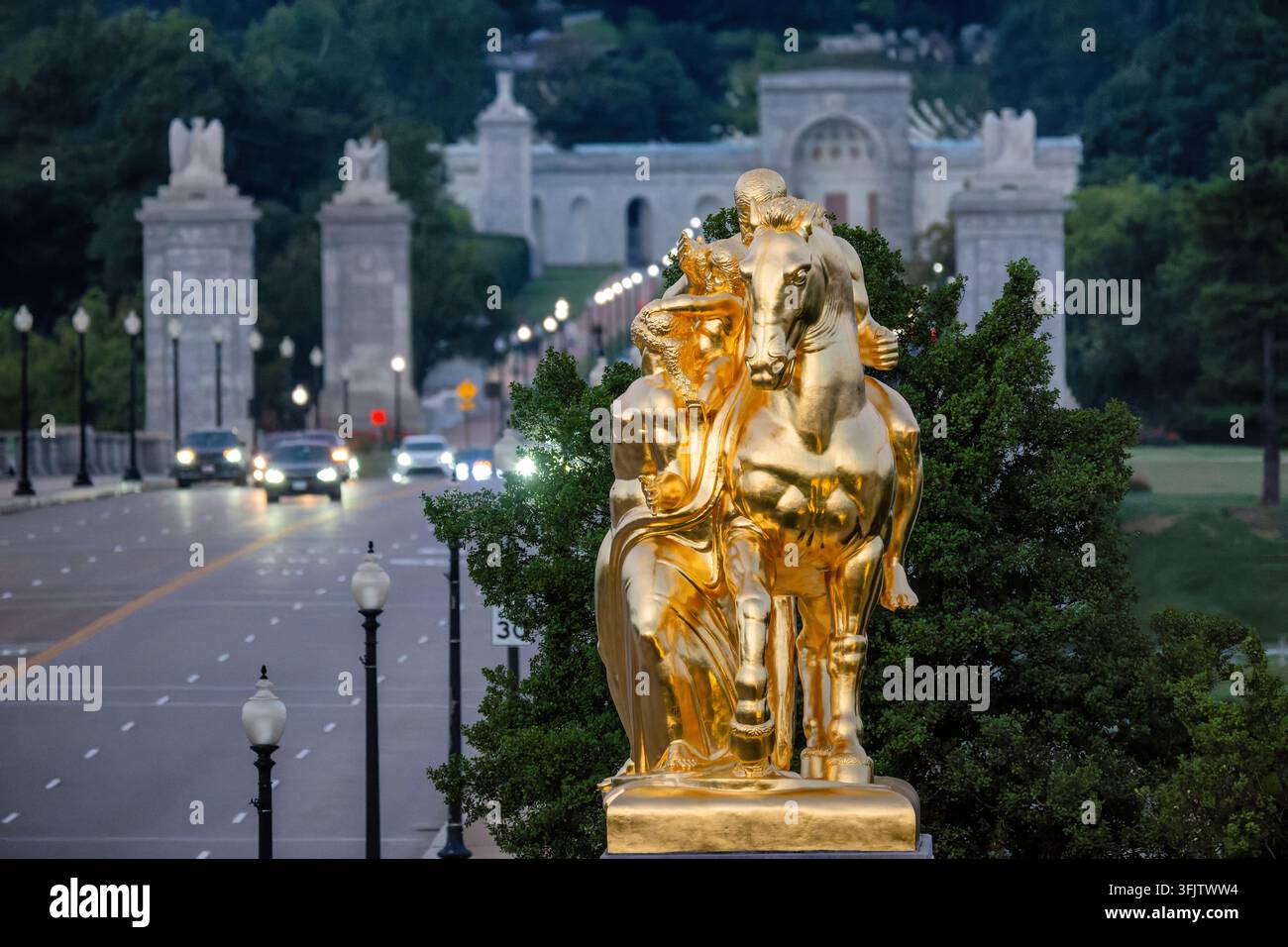 Vue arrière de la statue dorée du Sacrifice à Washington DC | WASHINGTON — Vue de dos, la statue dorée du Sacrifice se dresse à côté de la route menant au cimetière national d'Arlington à l'entrée de Washington du pont commémoratif d'Arlington, jeudi 17 septembre 2026. Leo Friedlander a modélisé le groupe en tant que Mars, l'esprit martial de la nation, chevauchant tandis qu'une figure représentant la Terre Mère regarde vers lui, l'une des deux paires des Arts de la Guerre coulées à Florence en 1950 en cadeau du gouvernement italien. Les piédestaux des quatre groupes du pont ont été conçus par McKim, Mead & White et dédiés par le prés Banque D'Images