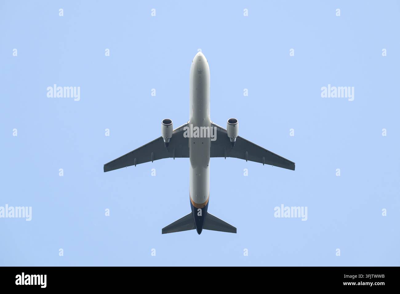 Carnation, WA, USA - 14 août 2026 ; Avion cargo Boeing 767-300F vu d'en bas, isolé contre un ciel bleu, en livrée UPS, immatriculation N922UP Banque D'Images