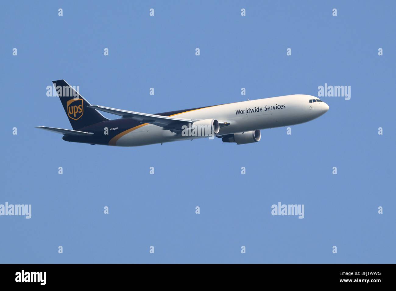 Carnation, WA, États-Unis - 14 août 2026 ; avion cargo Boeing 767-300F isolé sur un ciel bleu en livrée United Parcel Service, immatriculation N922UP Banque D'Images