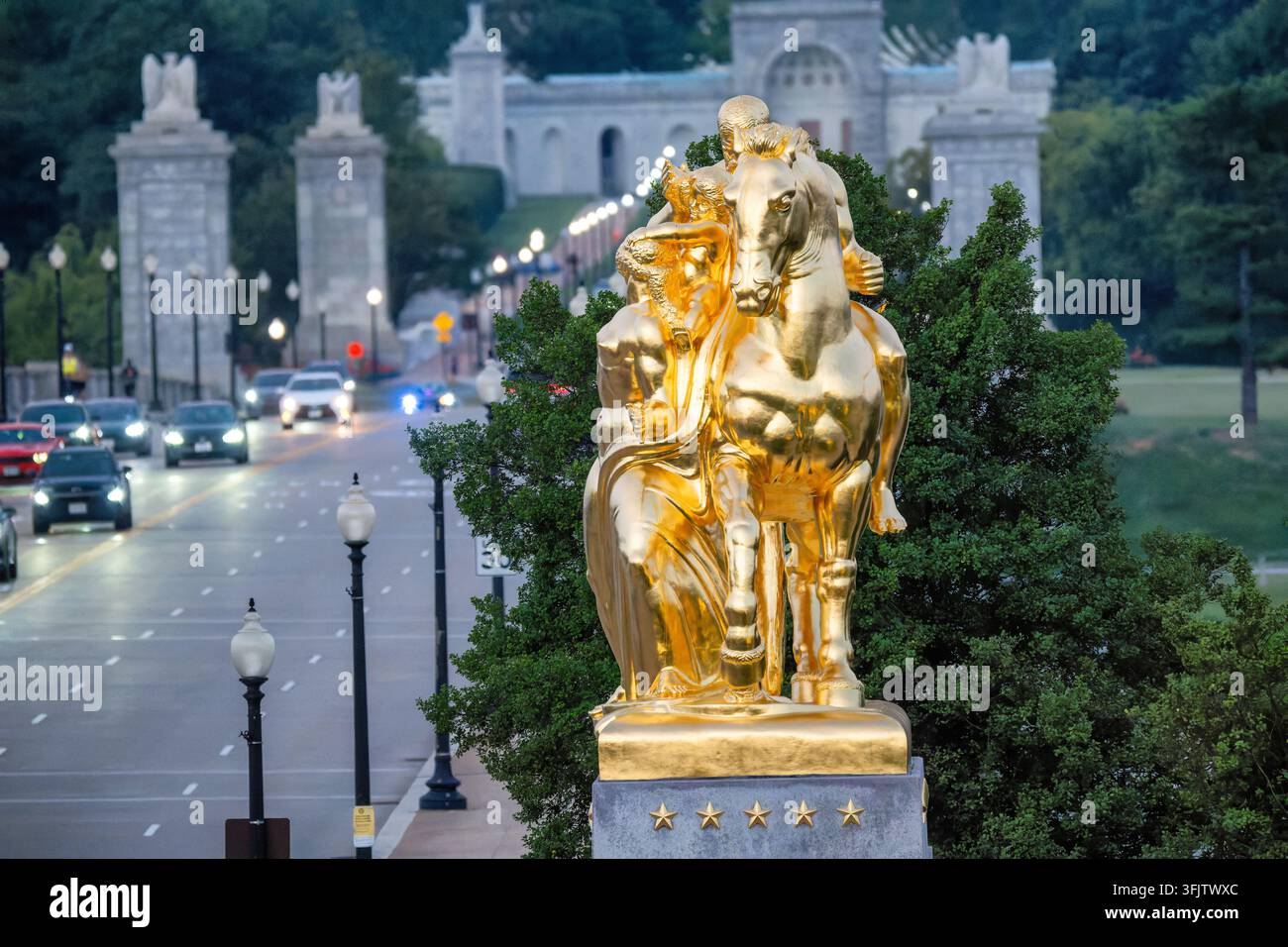 Statue du Sacrifice réDorée au Arlington Memorial Bridge | WASHINGTON — La sculpture du Sacrifice réDorée se dresse à l'entrée de l'Arlington Memorial Bridge alors que la circulation se dirige vers les portes du cimetière national d'Arlington à l'aube, mercredi 17 septembre 2025. Le groupe en bronze marque l'entrée côté Washington du pont sur le Lincoln Memorial Circle dans le West Potomac Park. Leo Friedlander a modélisé cette paire Arts of War, un compagnon des groupes Arts of Peace de James Earle Fraser à l'entrée adjacent de l'avenue, coulé en Italie et dédié par le président Harry S. Truman le 26 septembre 1951. Le National Park Service c Banque D'Images