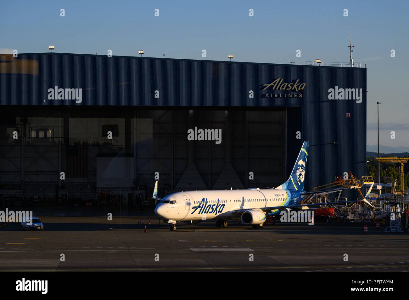 Seatac, WA, États-Unis - 23 août 2026 ; Boeing 737-900 bimoteur d’Alaska Airlines garé devant le hangar de l’entreprise à l’aéroport international de Seattle-Tacoma Banque D'Images