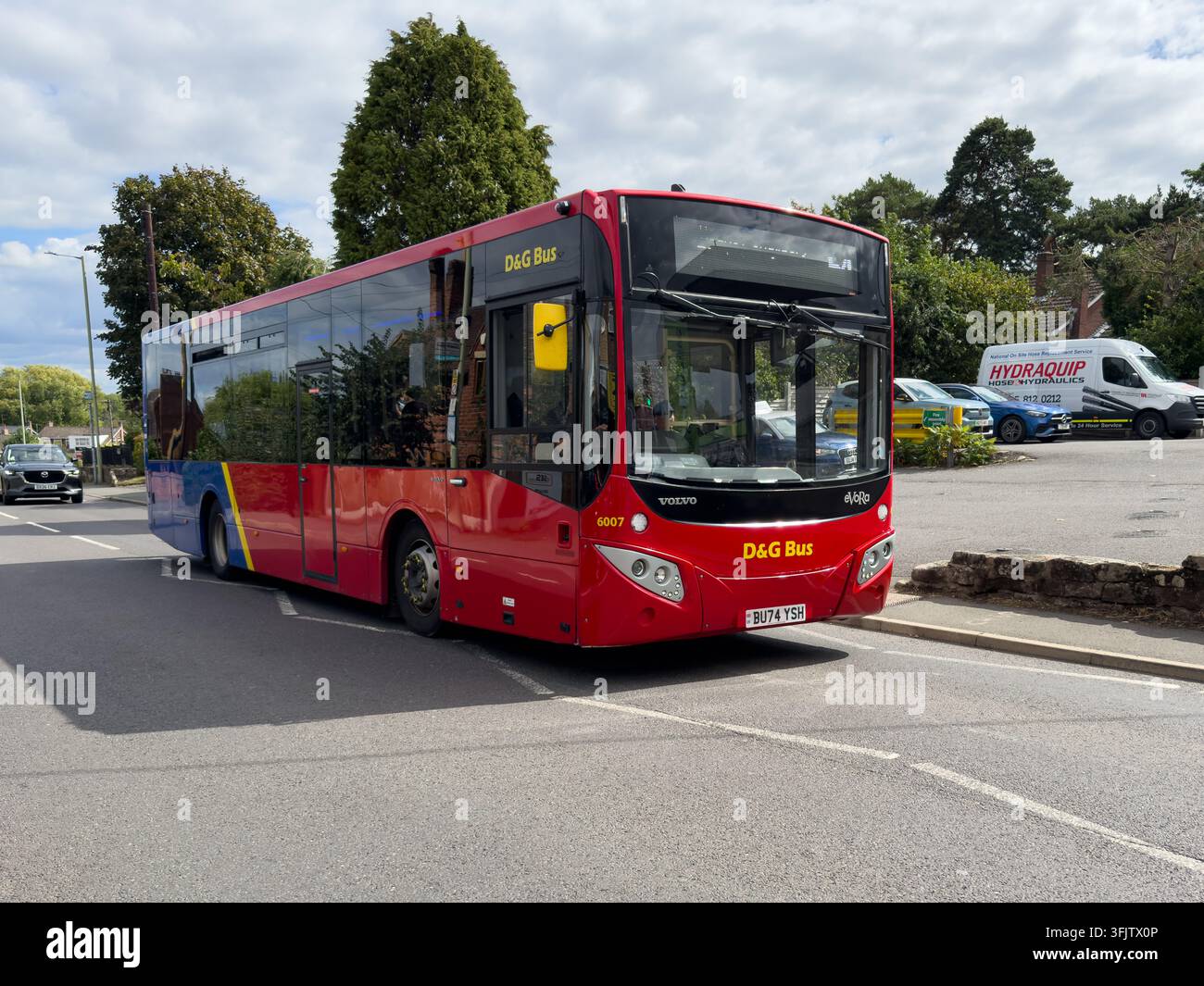 Shawbury, Angleterre, Royaume-Uni - 1er septembre 2026 ; Service de transport de passagers D&G Bus sur une route rurale dans le nord du Shropshire Banque D'Images