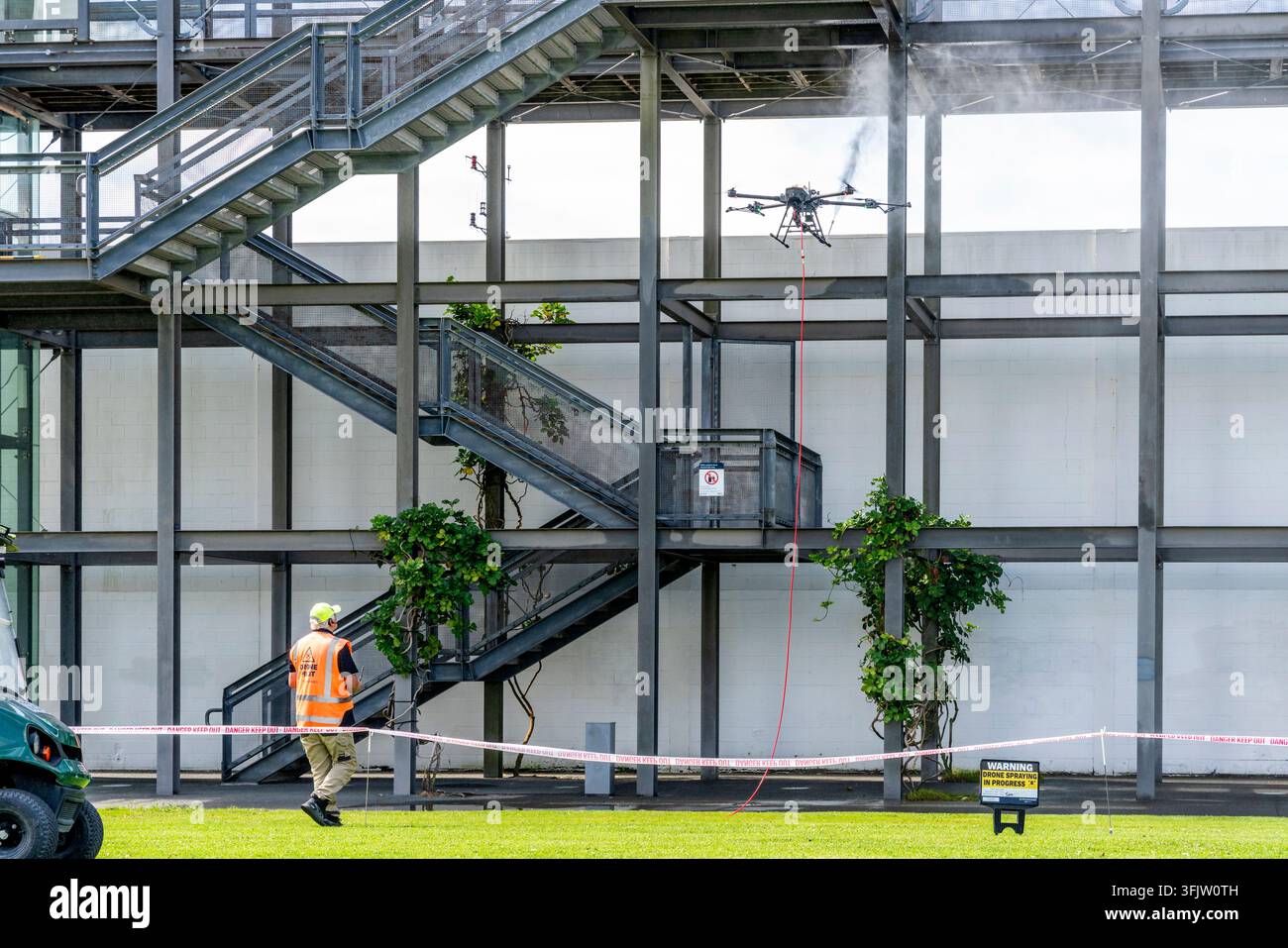 Un pilote de drone opérant un drone, Wynyard Quarter, Auckland, Nouvelle-Zélande. Banque D'Images
