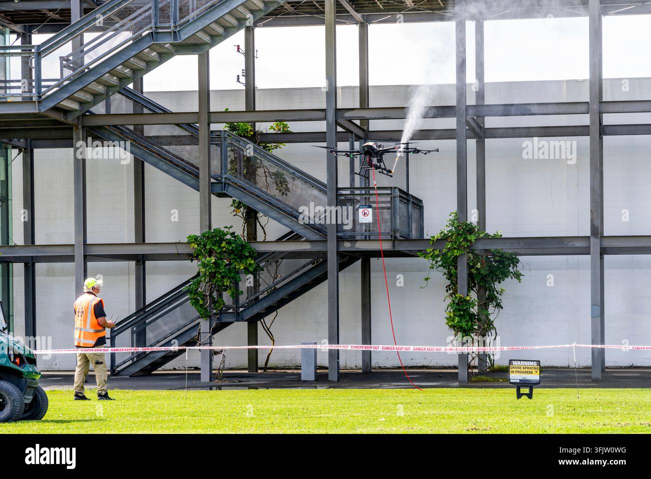 Un pilote de drone opérant un drone, Wynyard Quarter, Auckland, Nouvelle-Zélande. Banque D'Images