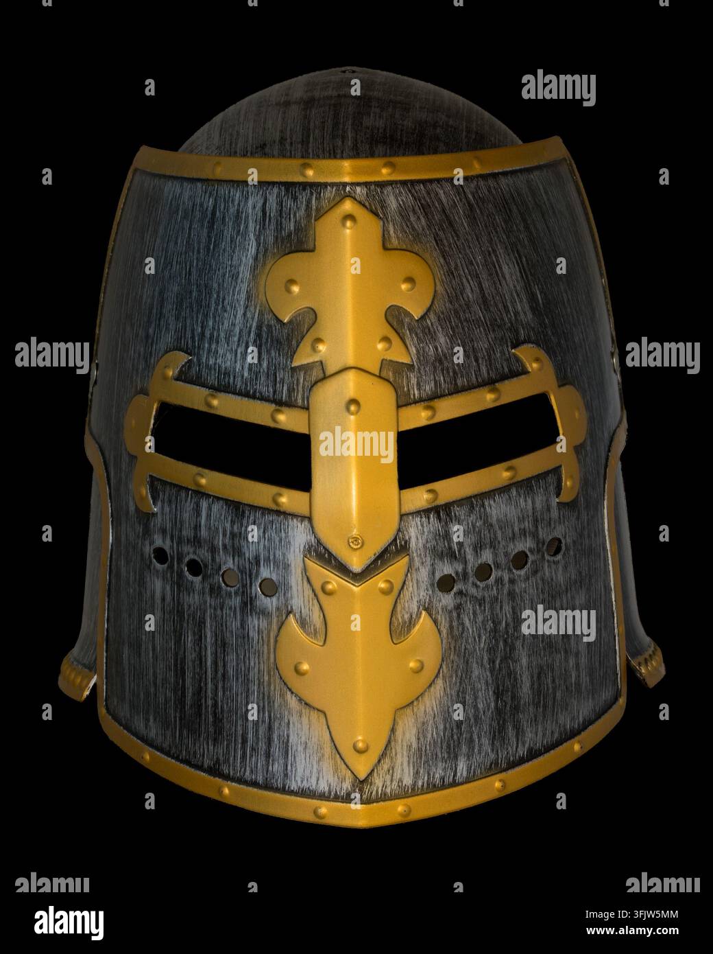 un casque de chevalier décoratif sur un fond noir pur, photo de produit en studio. Banque D'Images