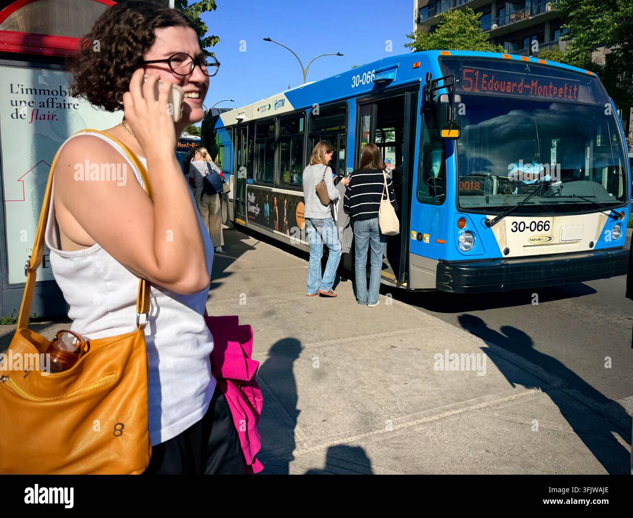 Arrêts de la ligne 51 Édouard-Montpetit du STM sur le boulevard Saint-Joseph dans le quartier Plateau-Mont-Royal de Montréal, Québec, Canada Banque D'Images