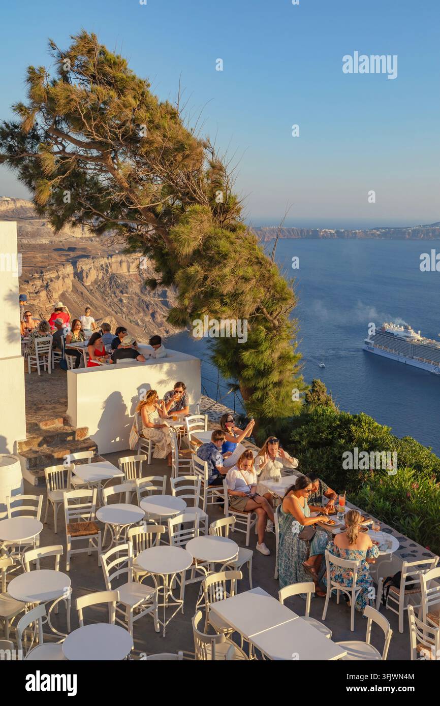 Café en plein air et vue sur la caldeira, Fira, Thira, Santorin, Cyclades, Grèce Banque D'Images