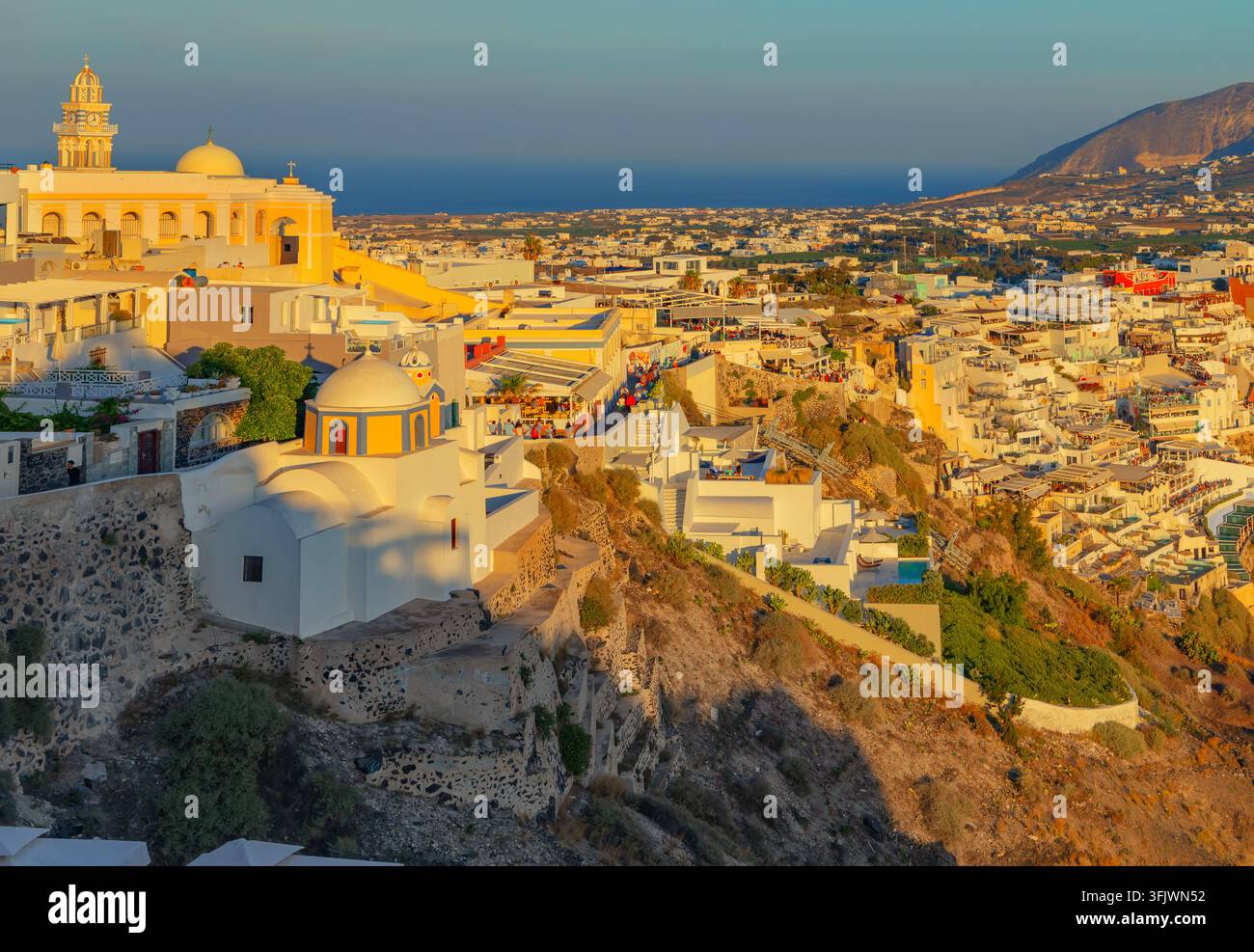 Vue sur l'église de Saint-Stylianos et la ville de Fira, Fira, Thira, Santorin, Cyclades, Grèce Banque D'Images