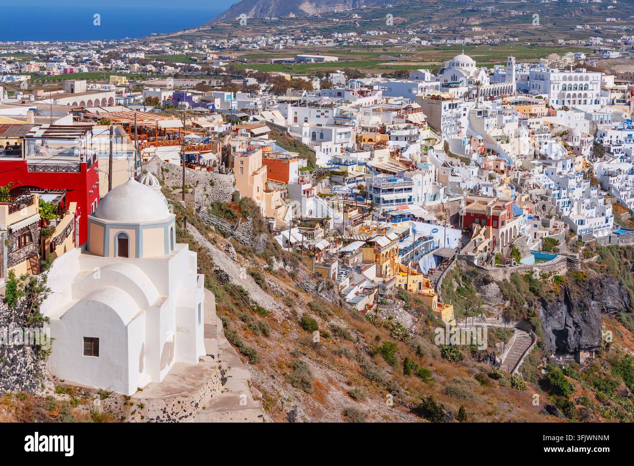 Vue sur l'église de Saint Stylianos avec la ville de Fira au loin, Fira, Thira, Santorin, Cyclades, Grèce Banque D'Images