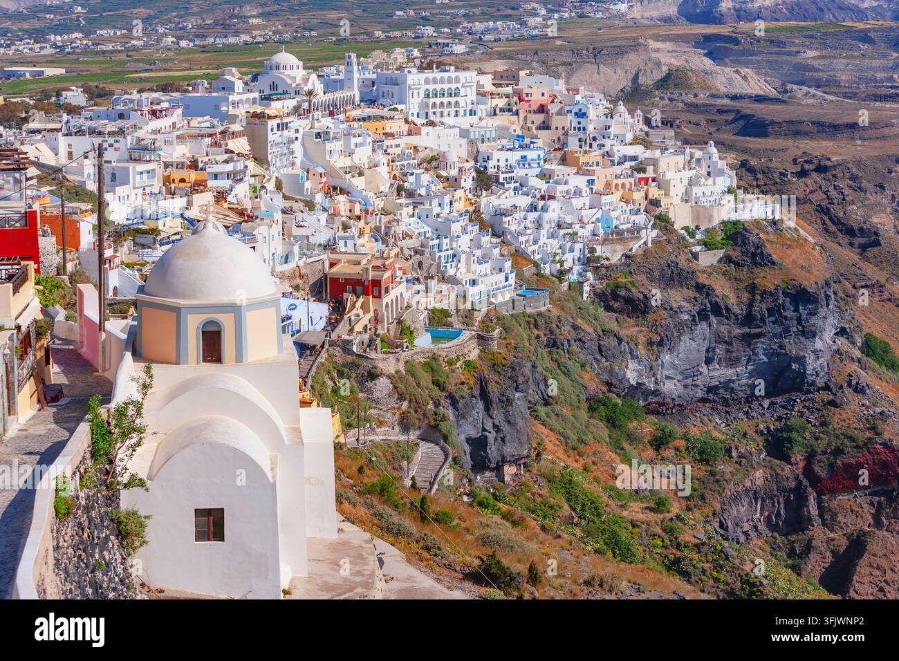 Vue sur l'église de Saint Stylianos avec la ville de Fira au loin, Fira, Thira, Santorin, Cyclades, Grèce Banque D'Images