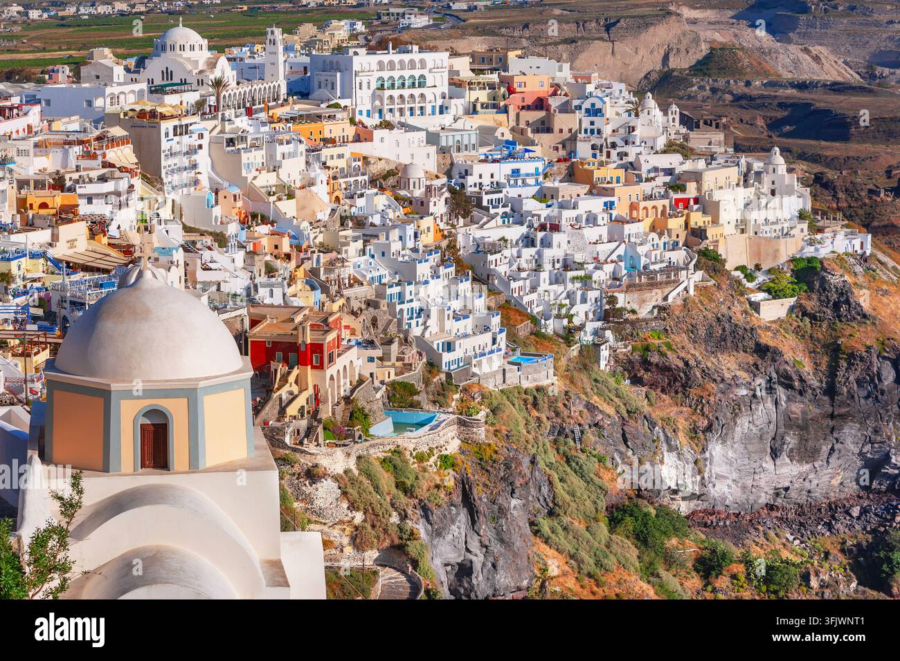 Vue sur l'église de Saint Stylianos avec la ville de Fira au loin, Fira, Thira, Santorin, Cyclades, Grèce Banque D'Images