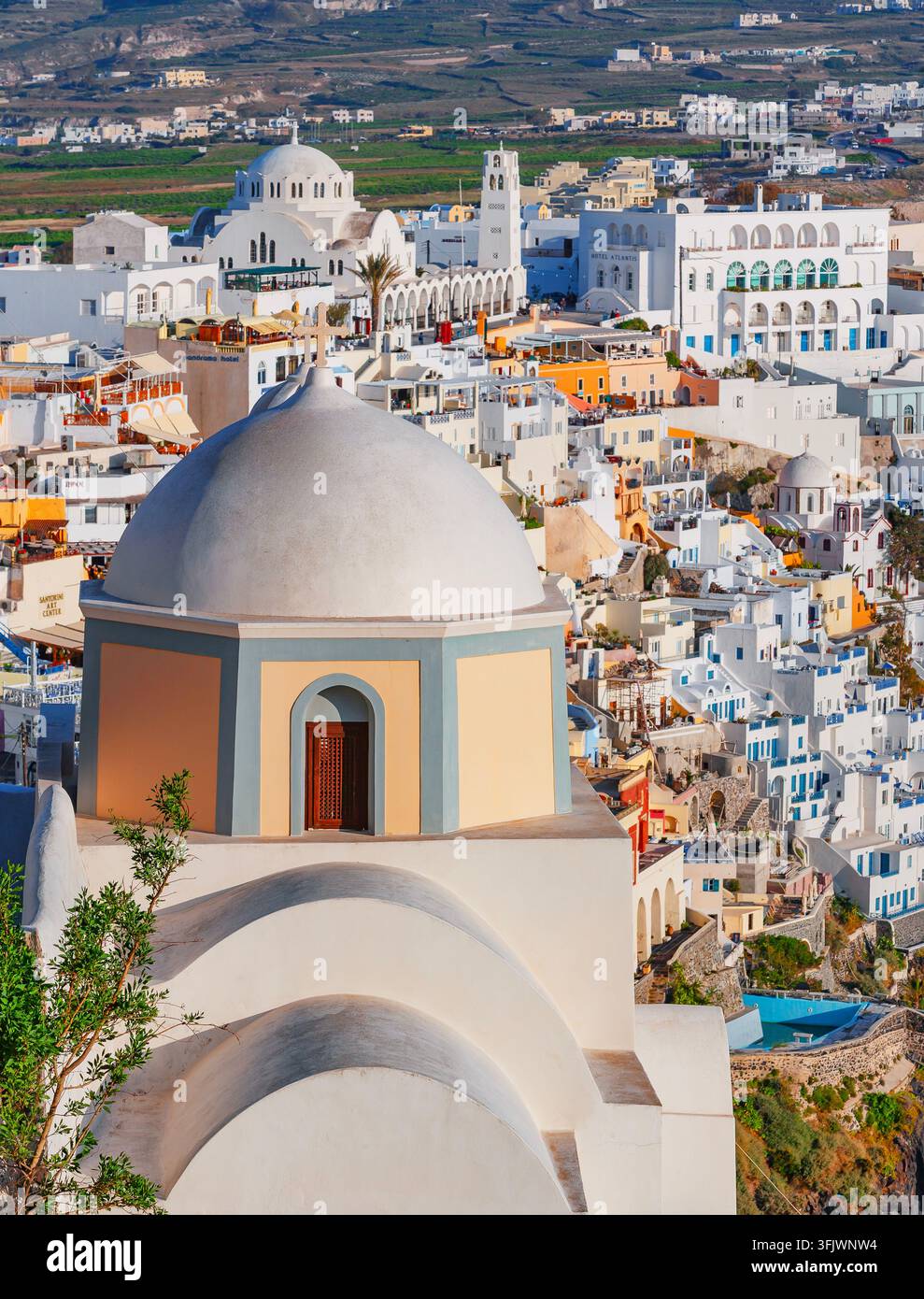 Vue sur l'église de Saint Stylianos avec la ville de Fira au loin, Fira, Thira, Santorin, Cyclades, Grèce Banque D'Images