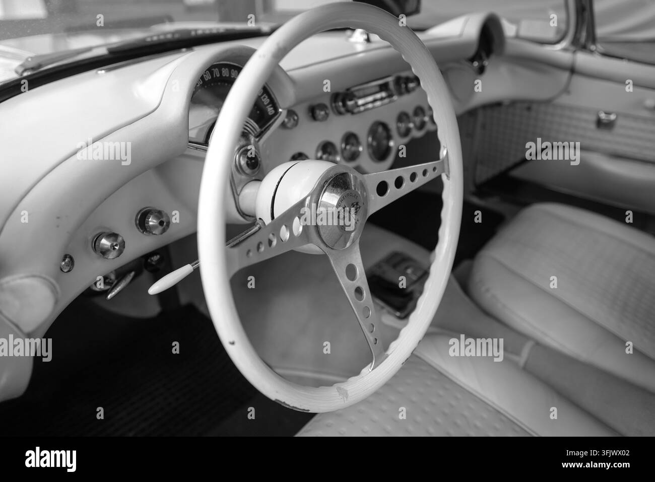 Bucarest, Roumanie - 24 juin 2026 : Intérieur d'une voiture rétro Chevrolet Corvette C1 de 1957. Banque D'Images