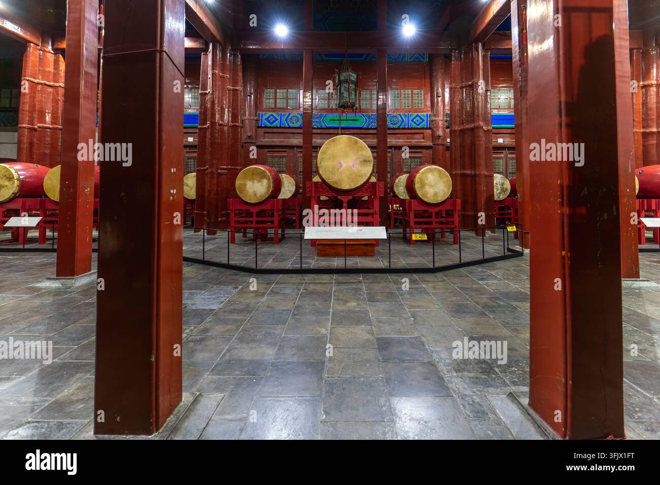 24 tambours des termes solaires exposés à l'intérieur de la Tour des Tambours de Pékin avec une architecture intérieure chinoise traditionnelle Banque D'Images