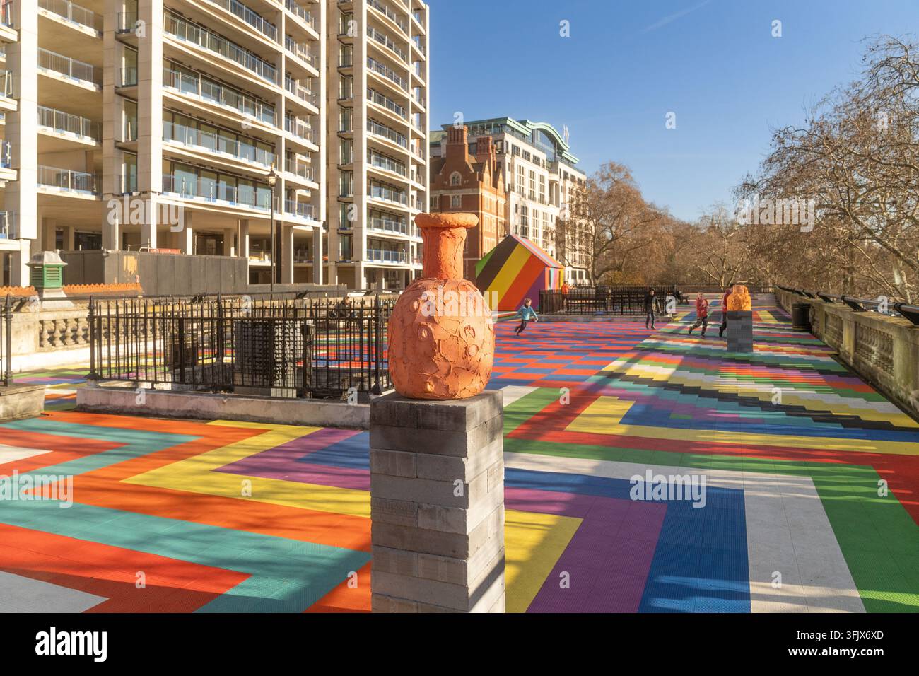 Les visiteurs profitent de l'exposition d'art en plein air « The Artist's Garden » sur le toit de la station de métro Temple au 1 Temple Place, Londres. Banque D'Images