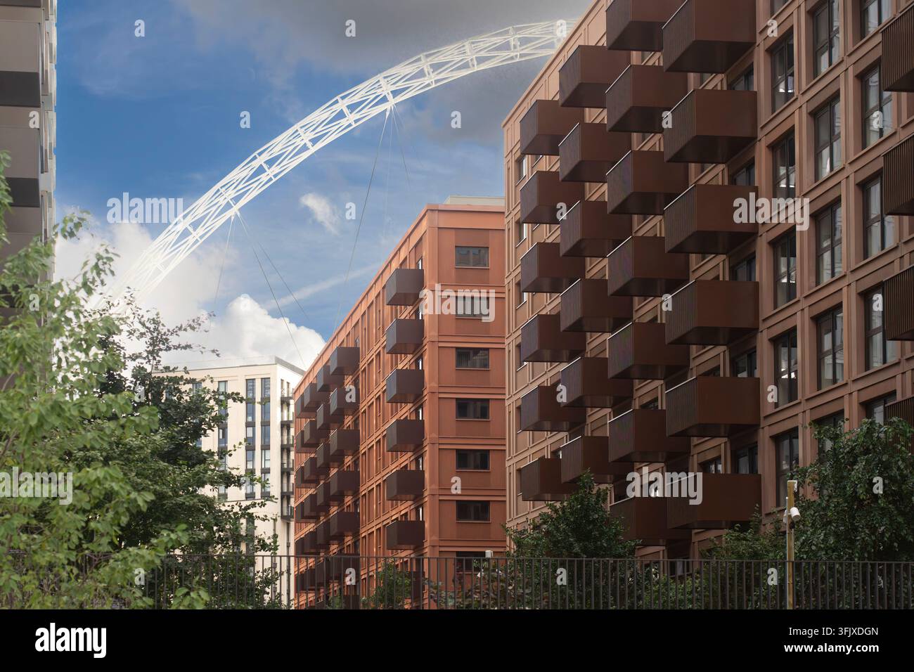 De nouveaux appartements près du Wembley Stadium à Londres mettent en valeur les logements urbains modernes, offrant aux résidents une vue sur l'arche emblématique des sports et des événements. Banque D'Images